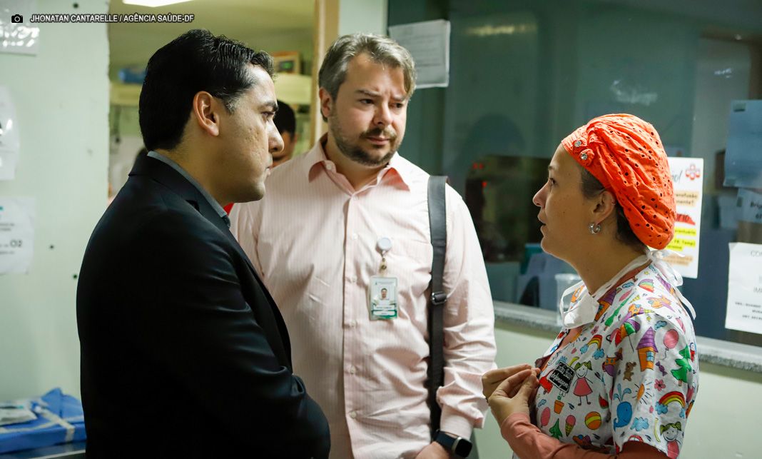 Secretário de Saúde visita HRT para acompanhar situação de UTI Neonatal