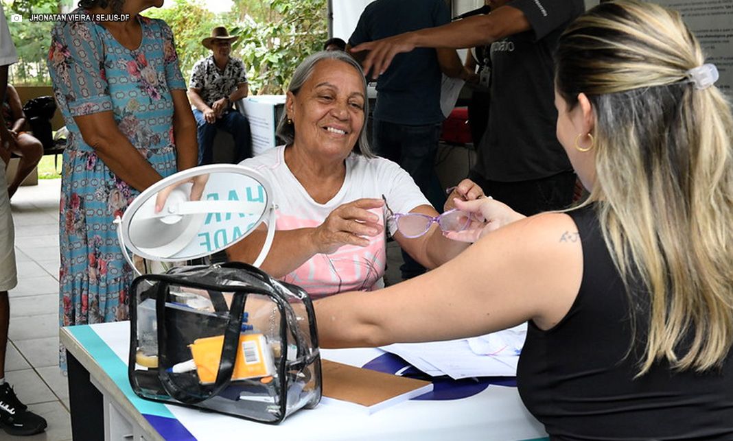 Emoção marca entrega de óculos a 157 idosos em Planaltina