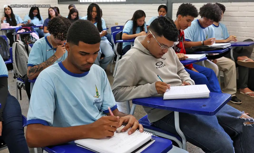 Saiba quem tem direito ao Pé-de-Meia e como acessar o programa