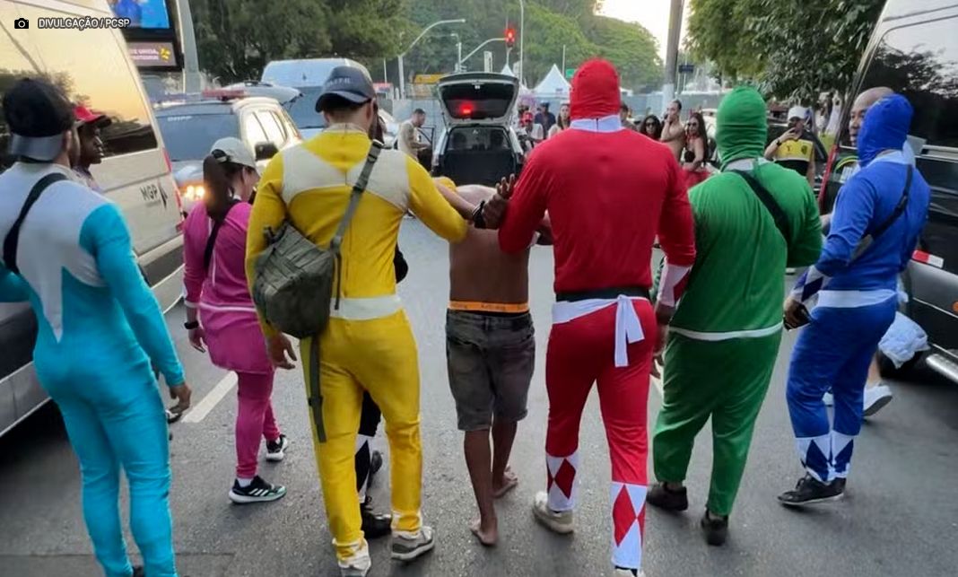 Policiais civis fantasiados de power rangers prendem homem com celulares roubados em SP