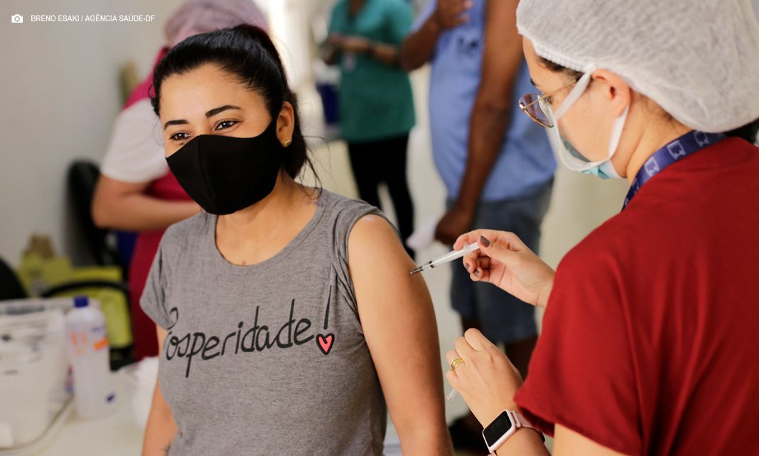 Público-alvo tem vacinação contra covid-19 reforçada no DF