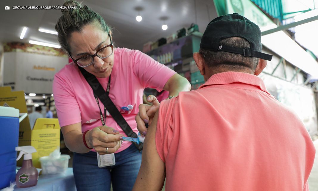 De bebês a idosos, calendário de vacinação de rotina é maior aliado na prevenção de doenças