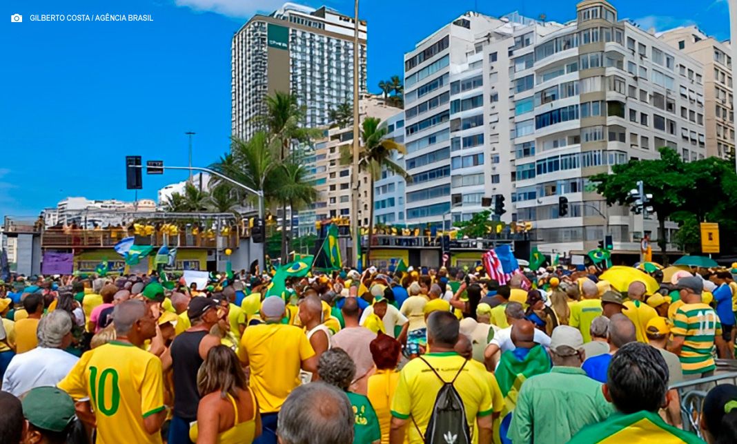 Em ato no Rio de Janeiro, Bolsonaro afirma que não fugirá do país