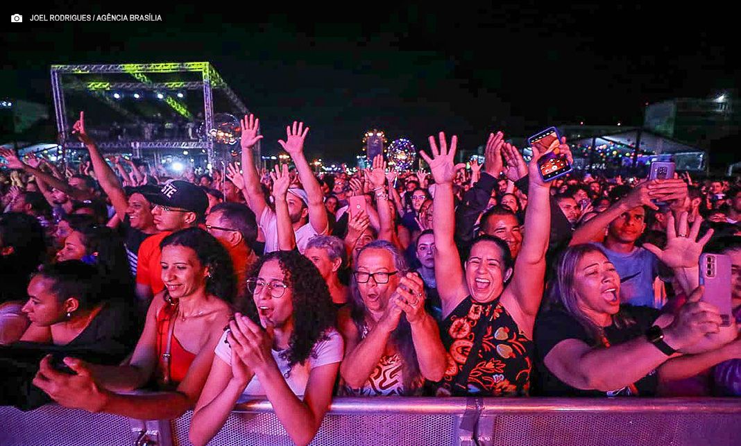 Aniversário de Brasília: Público curte segunda noite de festa na Esplanada ao som de diferentes gerações