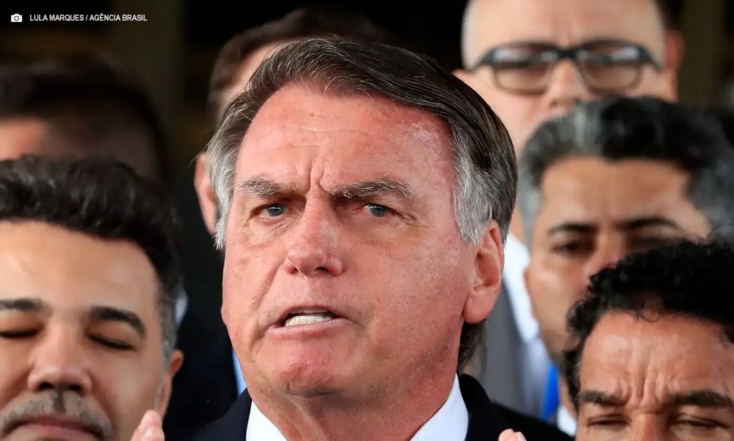 Bolsonaro passa por cirurgia no intestino neste domingo