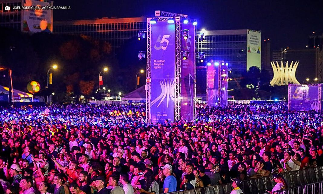 Queima de fogos marca a virada para o 21 de abril: Brasília completa 65 anos