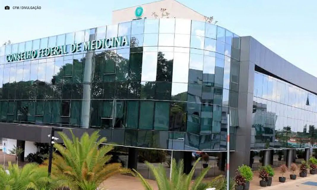 Entidades criticam CFM após veto a terapias para jovens trans