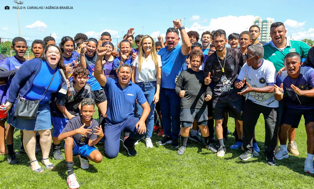 Moradores do Guará II recebem campo sintético reformado por alunos do RenovaDF