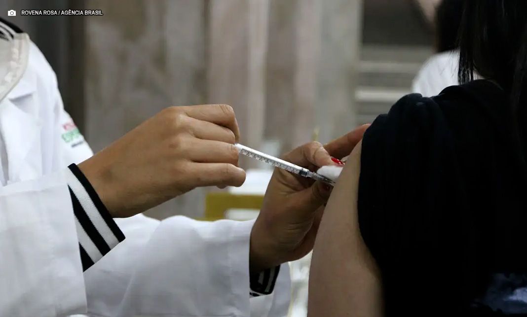 Alta de covid-19 faz cidade do Amazonas retomar uso de máscara