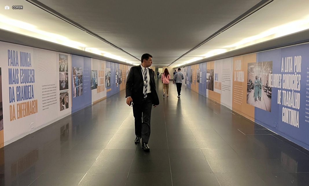 Cofen inaugura exposição “Grandeza da Enfermagem” na Câmara dos Deputados