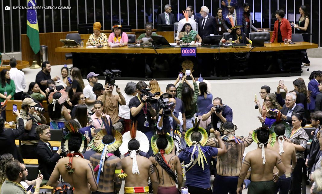 Indígenas pedem demarcação de terras em sessão de homenagem ao Acampamento Terra Livre