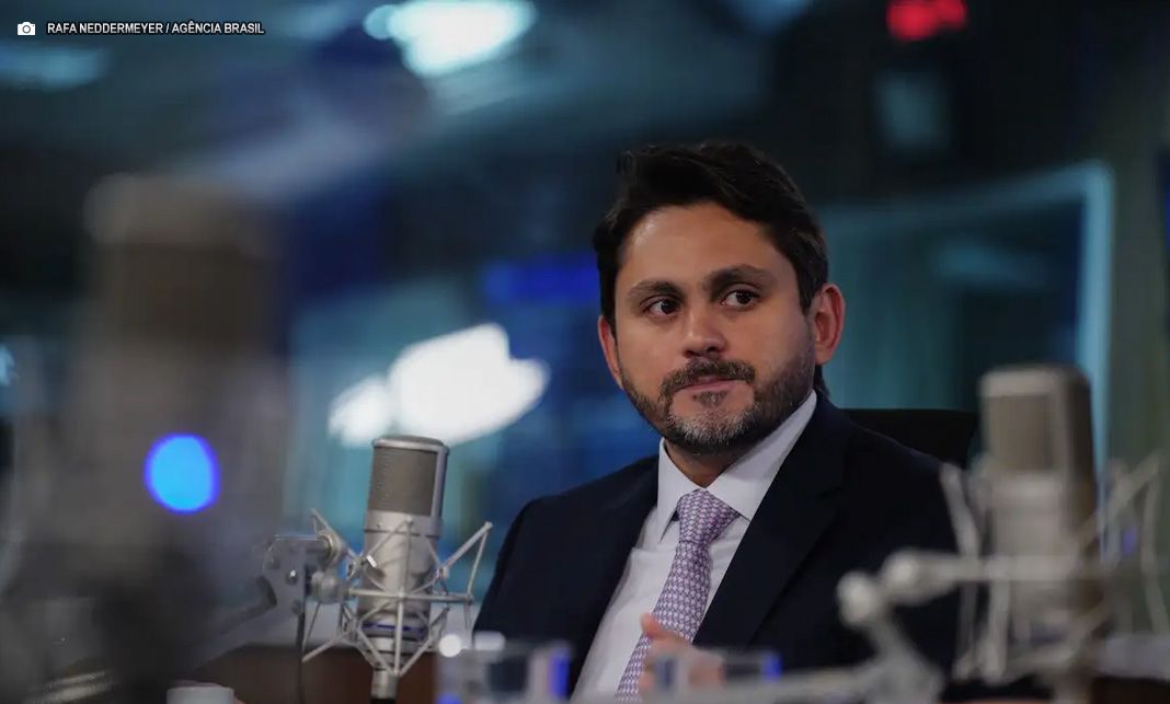 Juscelino Filho oficializa demissão do Ministério das Comunicações