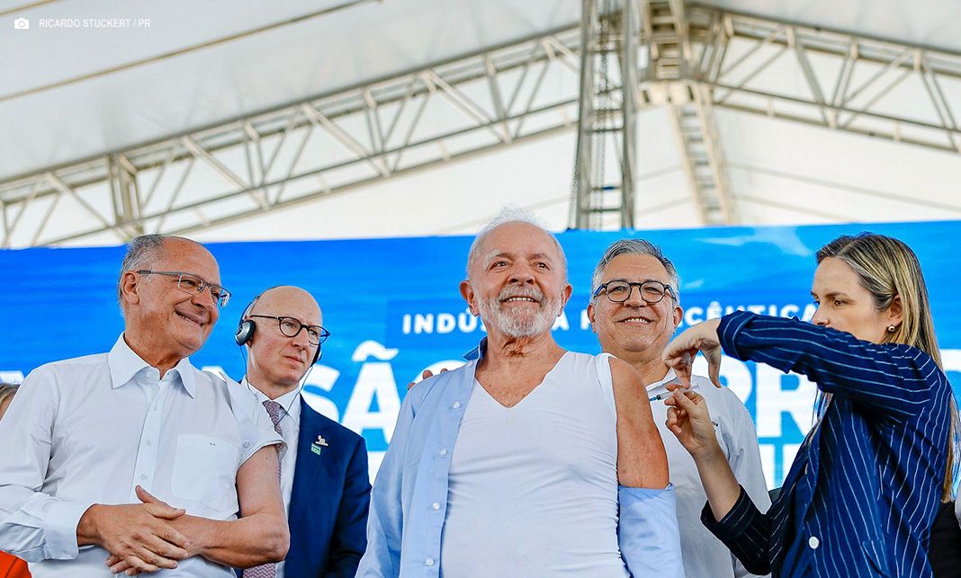 Presidente Lula é vacinado na abertura da campanha nacional contra a gripe