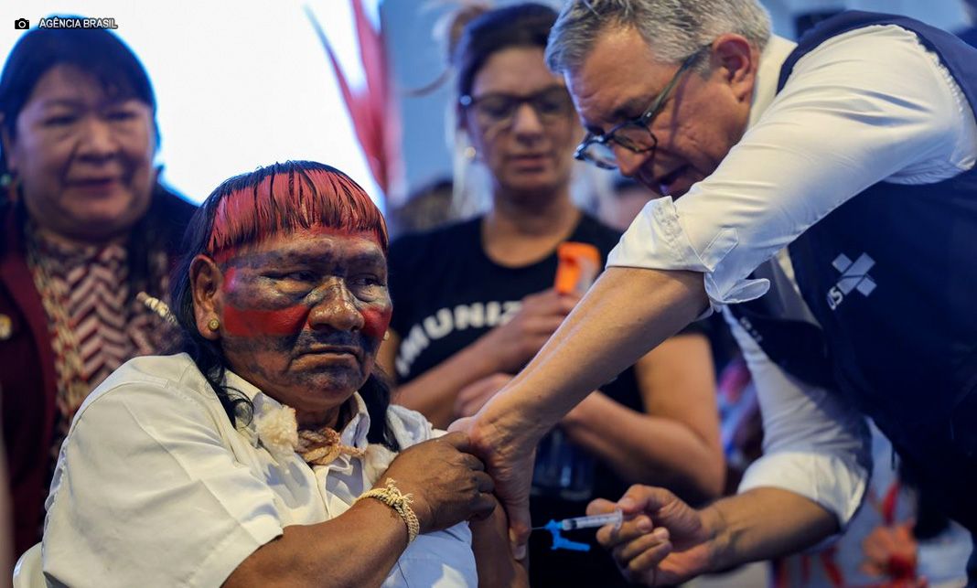 Padilha vacina lideres indígenas para mostrar segurança do imunizante