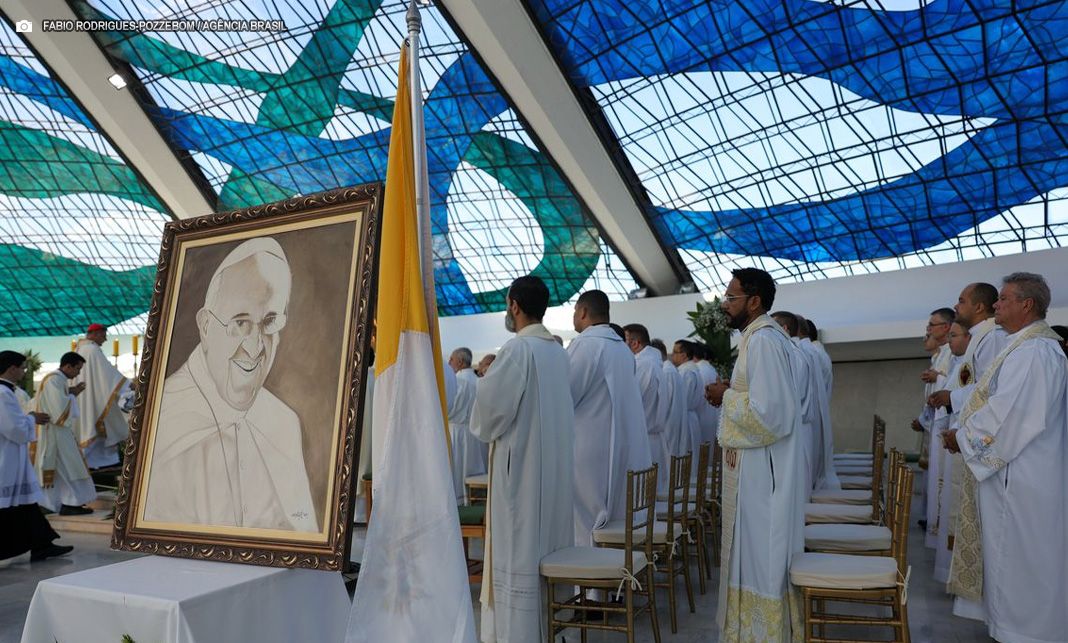Brasilienses homenageiam papa Francisco nos 65 anos da capital