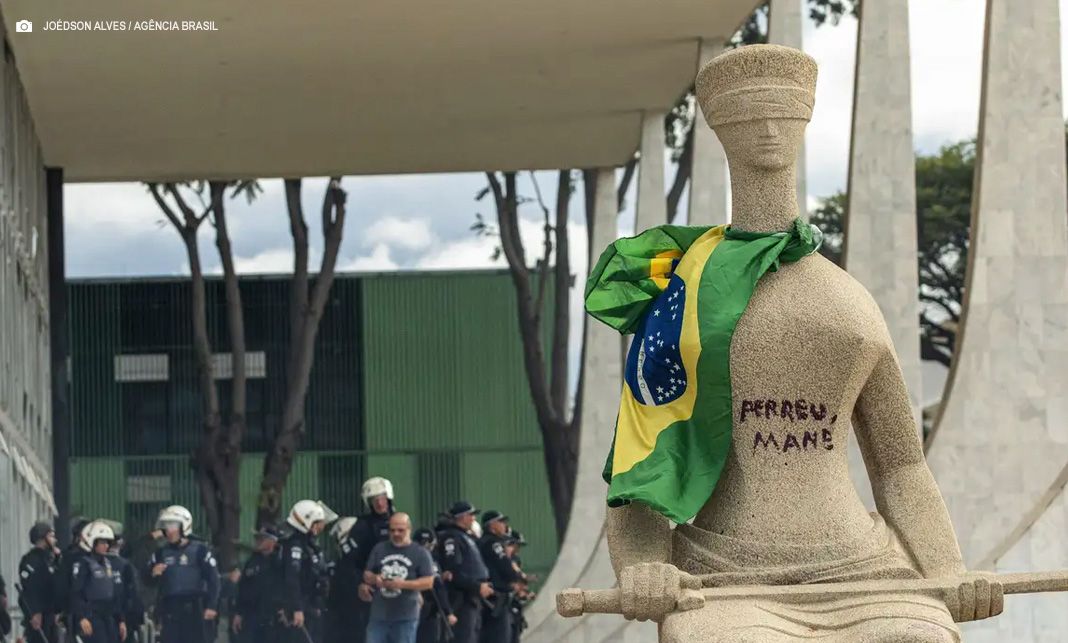 STF condena mulher que pichou estátua a 14 anos de prisão