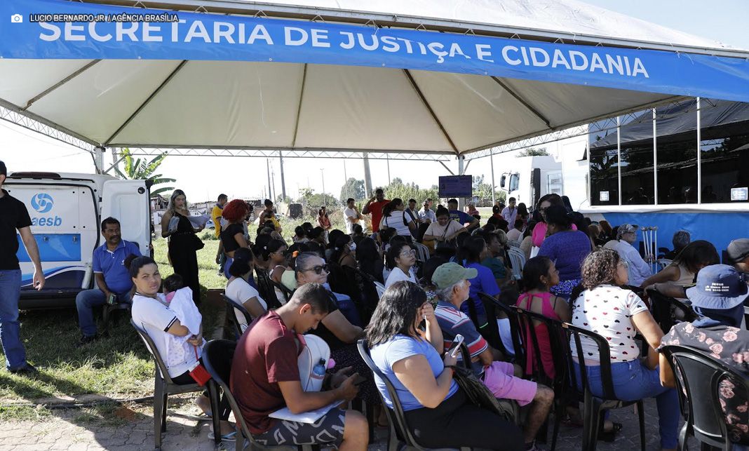 Sejus leva serviços e atendimento às famílias atingidas por incêndio no Recanto das Emas