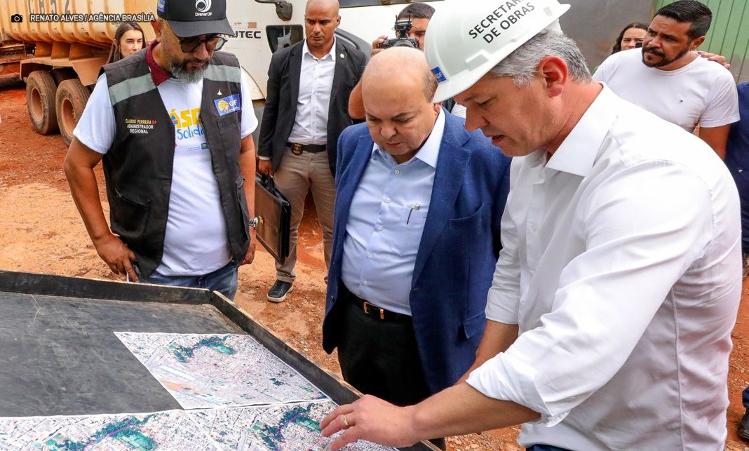 Governador Ibaneis Rocha visita obras de infraestrutura urbana no Sol Nascente