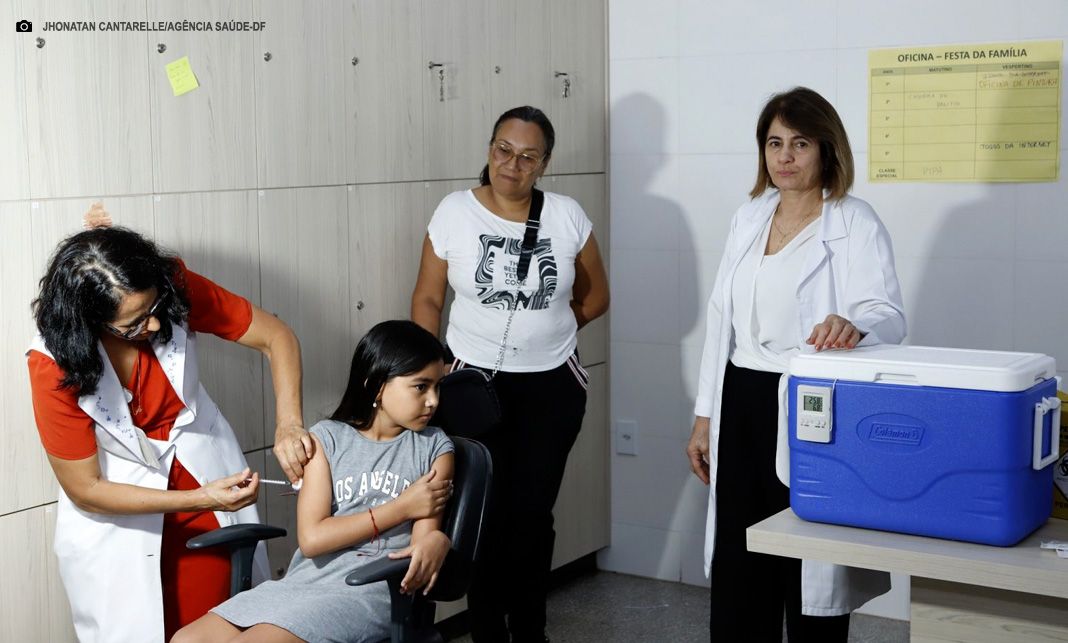 Alunos da Escola Classe 11 de Taguatinga atualizam caderneta de vacinação