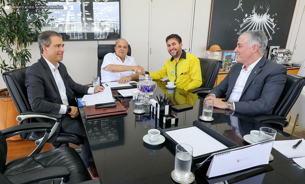 Ibaneis anuncia linha de crédito para taxistas adquirirem veículos elétricos