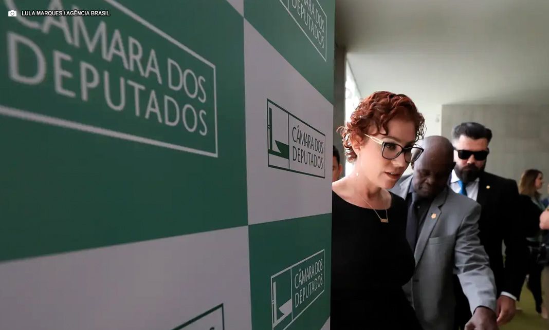 Vou deixar fluir, diz Carla Zambelli ao anunciar ter deixado o Brasil após condenação de mais de 10 anos de prisão