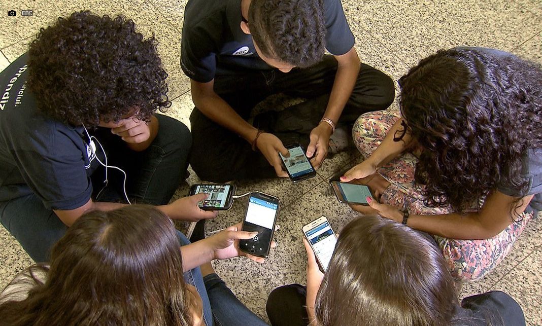Adolescentes não têm apoio para lidar com redes sociais, diz pesquisa