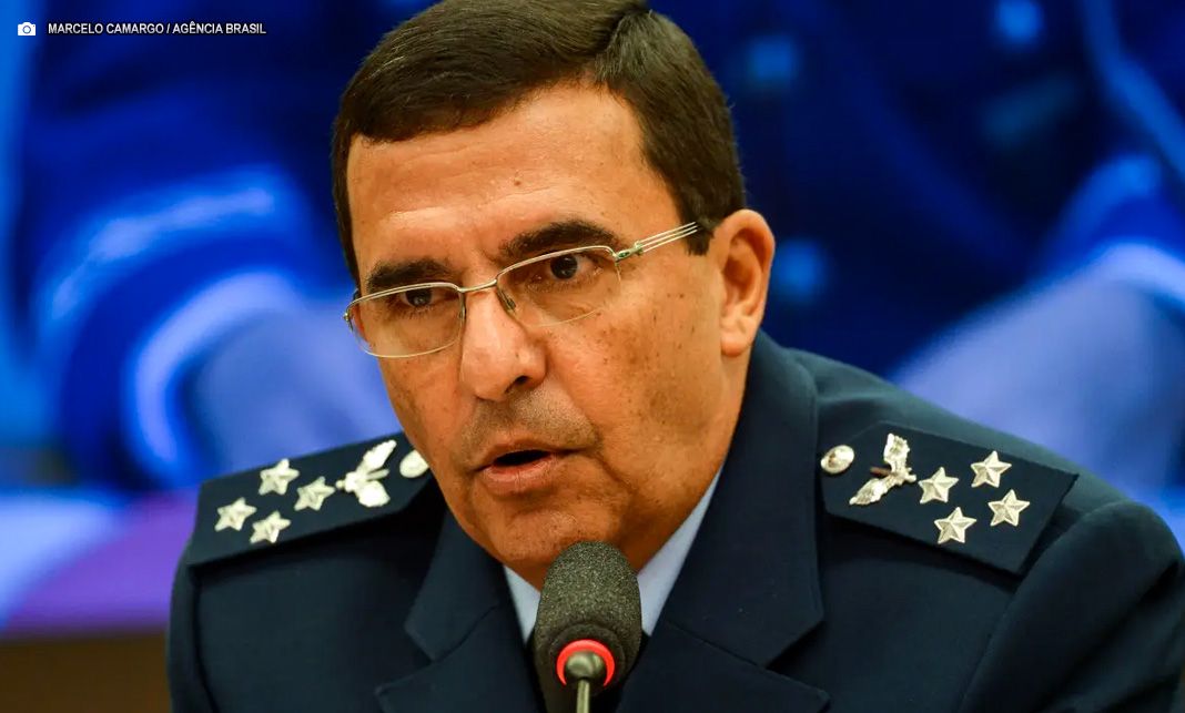 Ex-chefe da FAB confirma que general alertou Bolsonaro sobre prisão