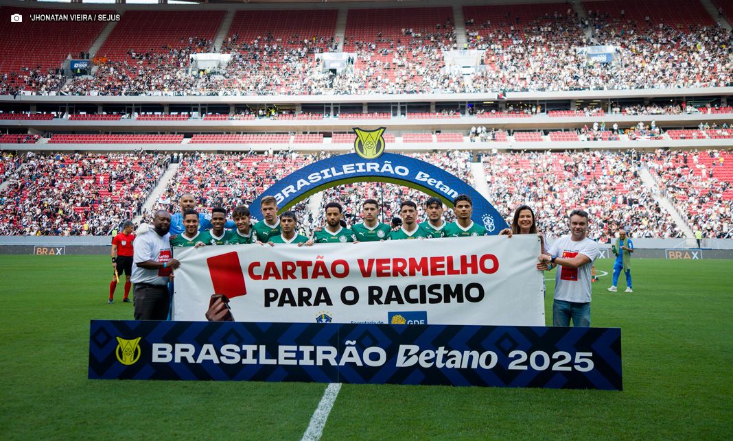 Mais de 30 mil torcedores levantam “cartão vermelho” ao racismo no Mané Garrincha