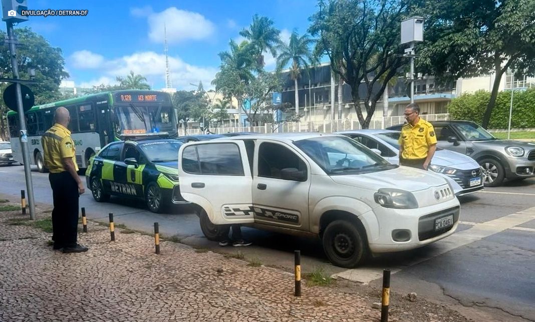 Patrulhamento do Detran flagra veículo com R$ 76 mil em débitos na W3 Norte