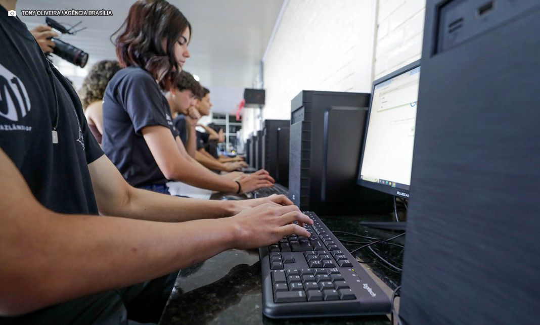 Rede pública do DF mobiliza escolas para garantir acesso dos alunos ao Enem 2025