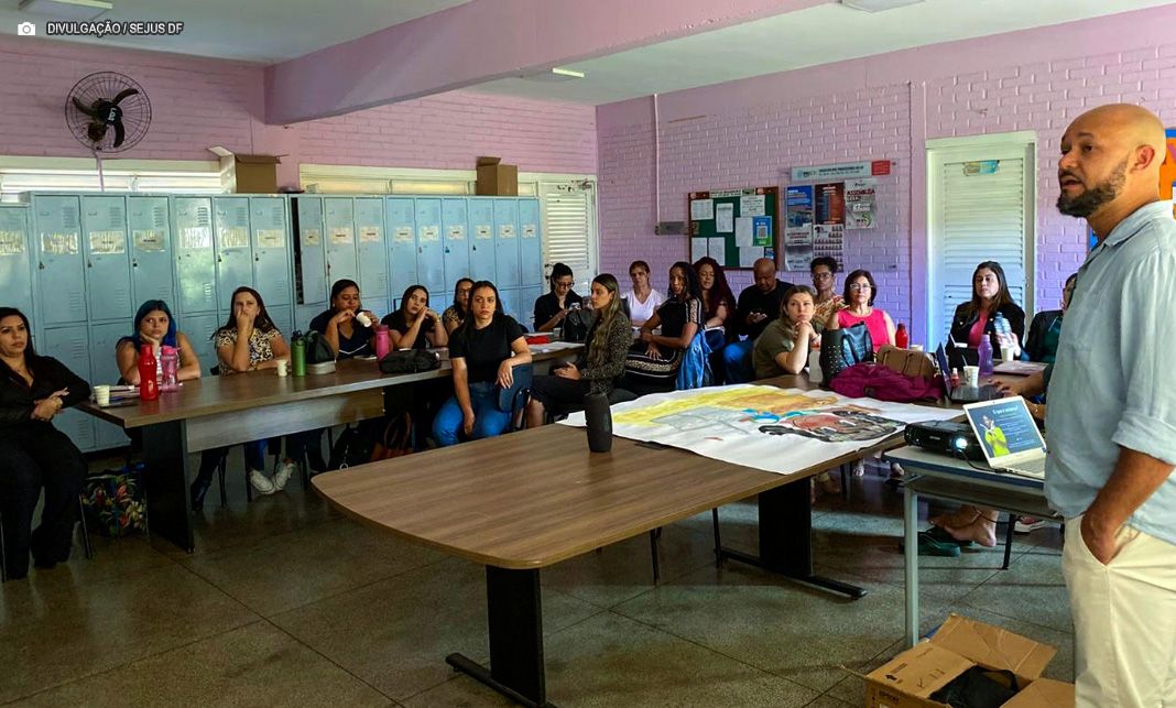 Escolas públicas de Ceilândia e Samambaia recebem curso de Letramento Racial