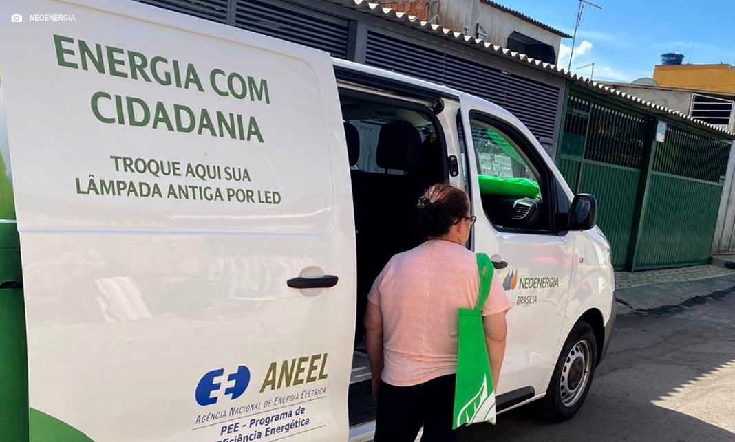 Neoenergia investe R$ 3,4 milhões em projetos para reduzir as contas de luz dos clientes do DF nos quatro primeiros meses de 2025