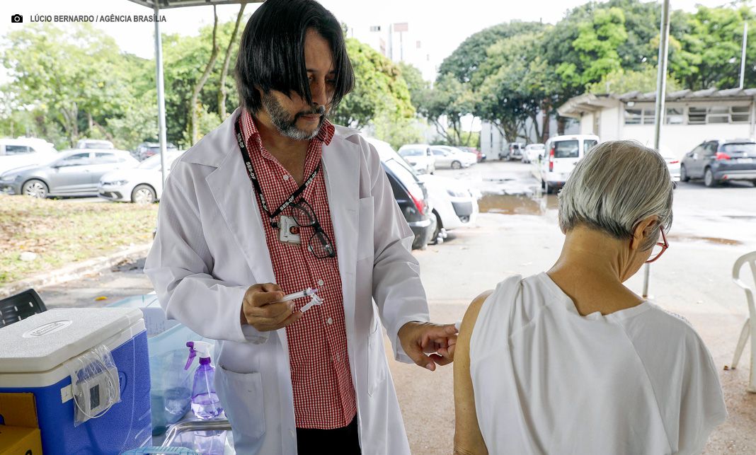 Vacina contra a covid-19 atende a grupos específicos; saiba quem pode se imunizar no DF