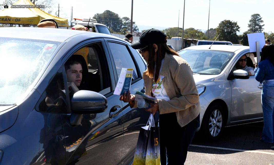 Blitz educativa alerta para riscos do uso de drogas e álcool no trânsito no DF