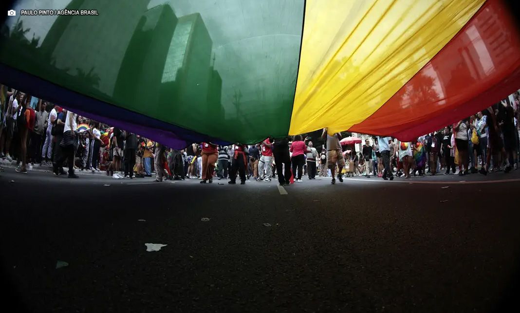 MPF pede suspensão de norma do CFM sobre terapia para jovens trans