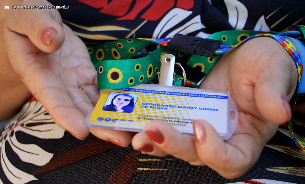 GDF realiza entregas domiciliares de carteirinhas para pessoas com deficiência