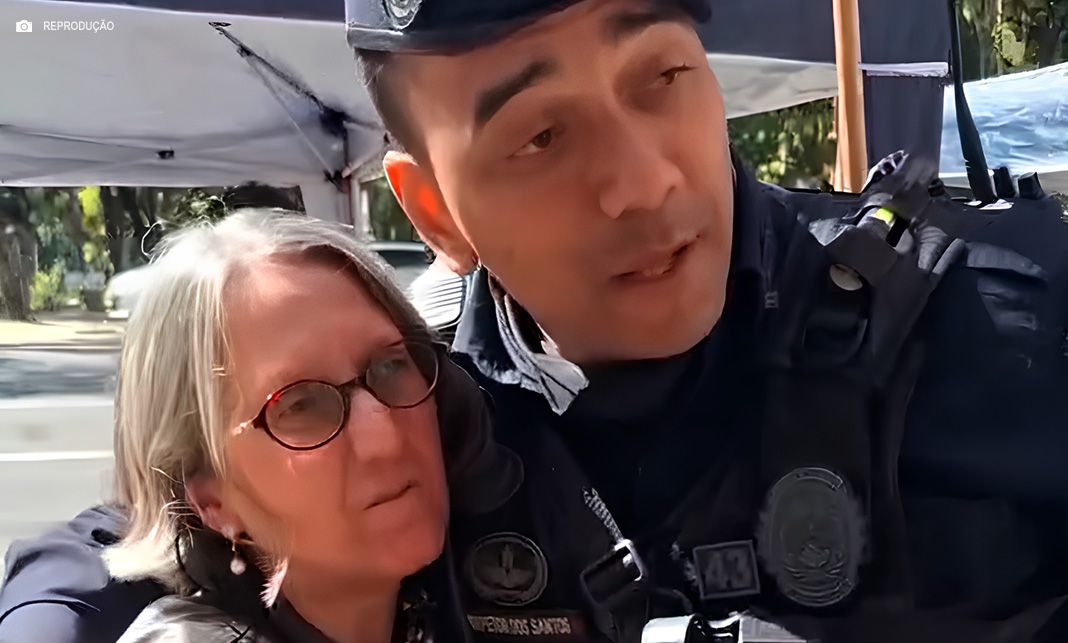 Policial reencontra professora, após 34 anos, durante manifestação de greve em Belo Horizonte
