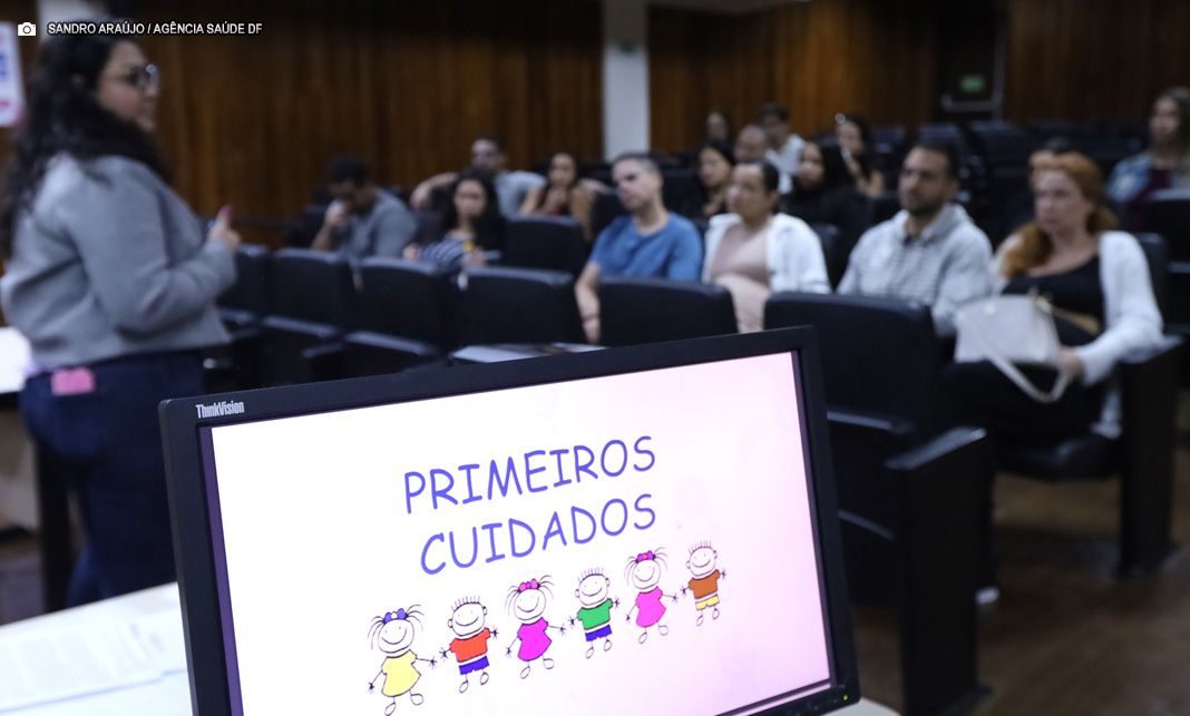Gestantes aprendem na prática como cuidar de seus bebês