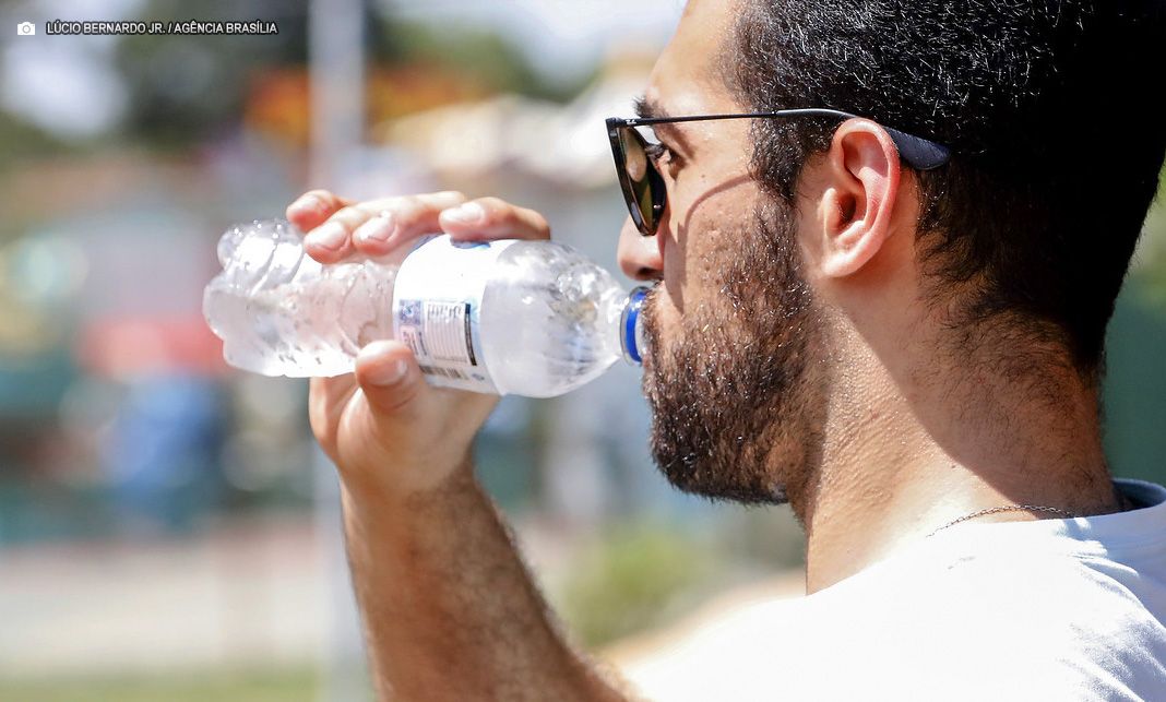 Beba Água: Tempo seco no DF exige cuidados redobrados com as crianças