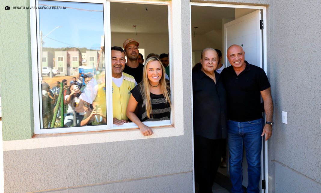 Ibaneis Rocha e Celina Leão entregam chaves de 58 moradias do bairro Alto Mangueiral, em São Sebastião