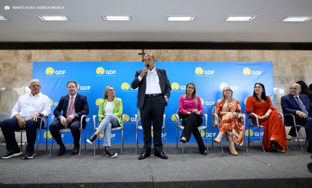 Ibaneis anuncia construção de usina fotovoltaica para atender 400 escolas públicas no DF com energia limpa