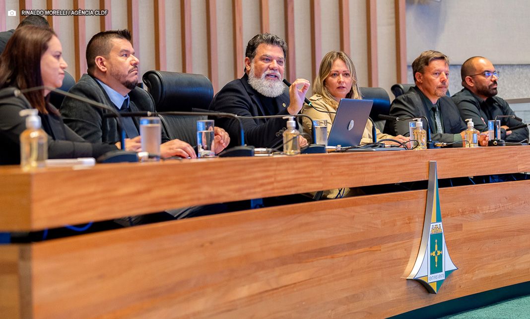 CLDF homenageia monitores educacionais