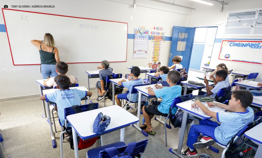 Professores chegam ao fim da greve e aulas na rede pública do DF são retomadas nesta quinta-feira (26)