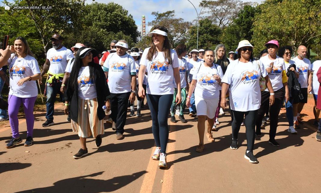 Caminhada ‘Movimente-se: Viver 60+’ leva ações de bem-estar e valorização da pessoa idosa ao Eixão do Lazer