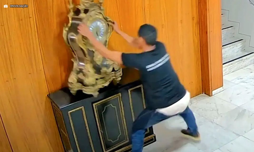 Alexandre de Moraes manda prender homem que quebrou relógio histórico do Planalto