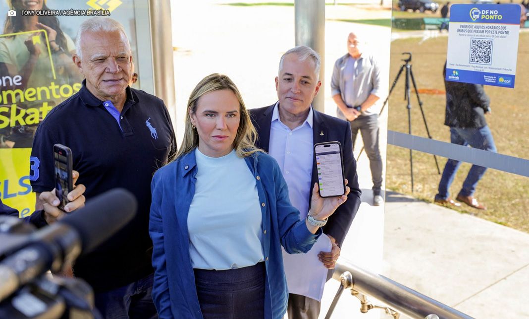 GDF inova com tecnologia em paradas de ônibus para consulta de horários do transporte público em tempo real