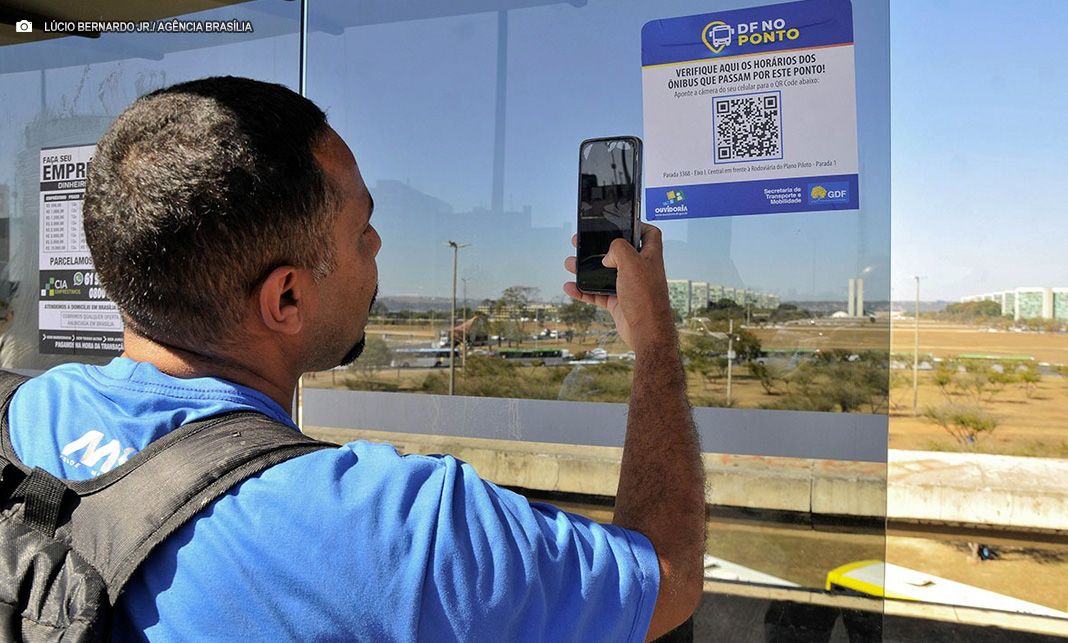 Usuários do transporte público aprovam QR codes com horários de ônibus, instalados há uma semana