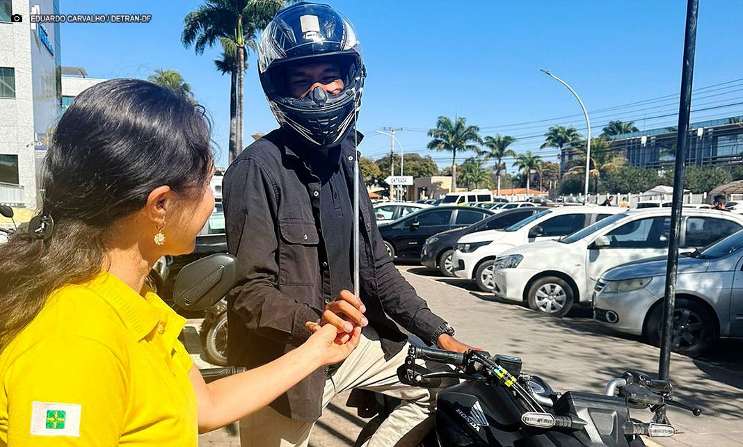 Motociclistas de aplicativo recebem antena corta-pipas em ação educativa