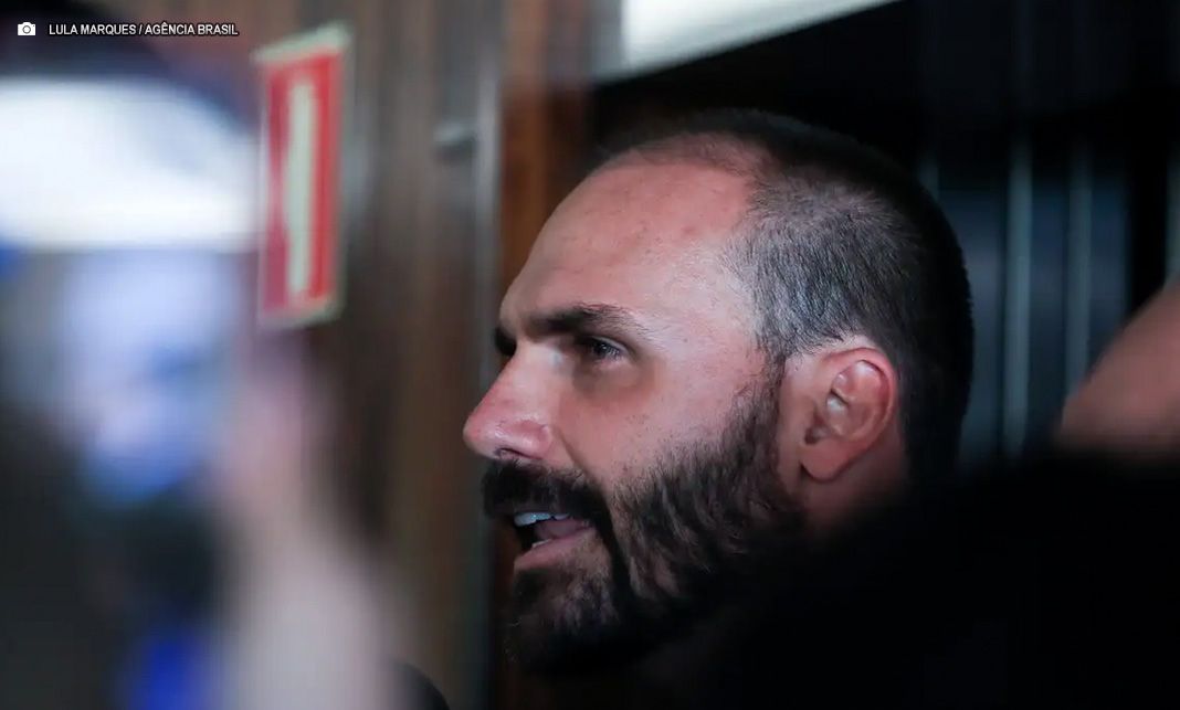 Moraes determina bloqueio de bens e contas de Eduardo Bolsonaro