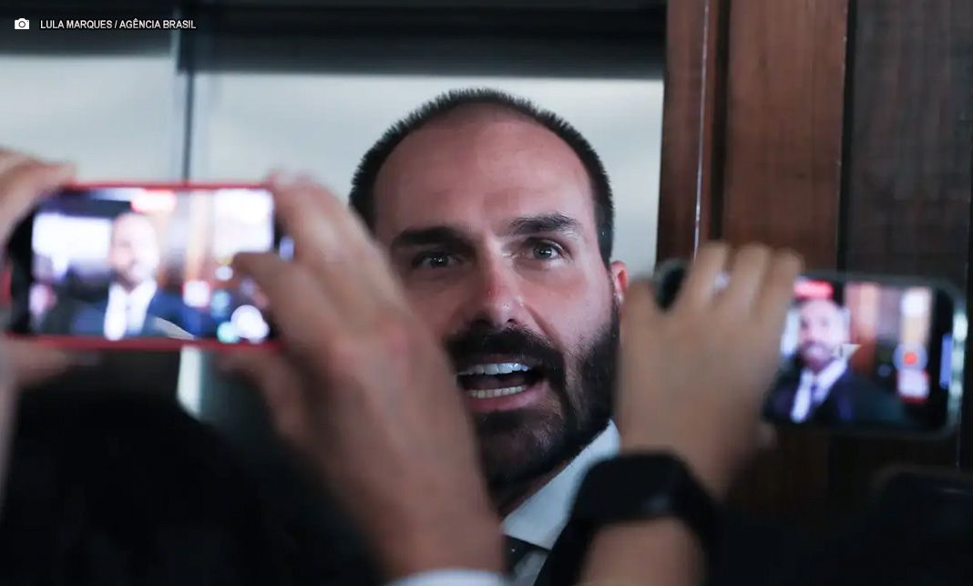 Eduardo Bolsonaro diz que não vai renunciar ao mandato de deputado